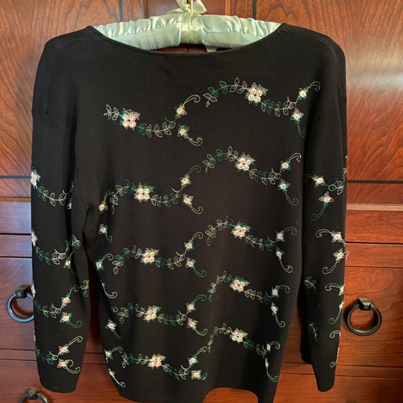 Joseph A. women’s Large embroidered black top - Picture 4 of 4